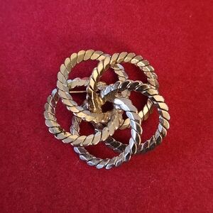 Elegant Silver Tone Interlocking Rope Circle Brooch